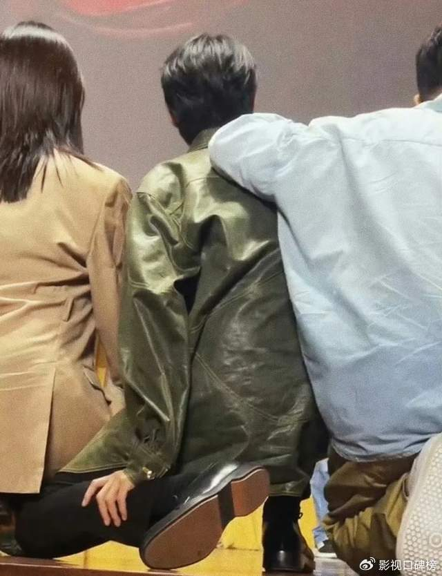 魏大勋抓脚踝出圈,陪妈妈吃饭也被品牌蹭热度,这就是火了的待遇|下跪