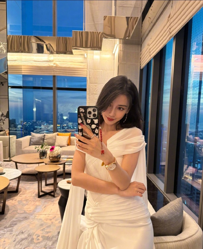 所以呀,在这样的前提下,angela baby这个生日就显得很有意思了.