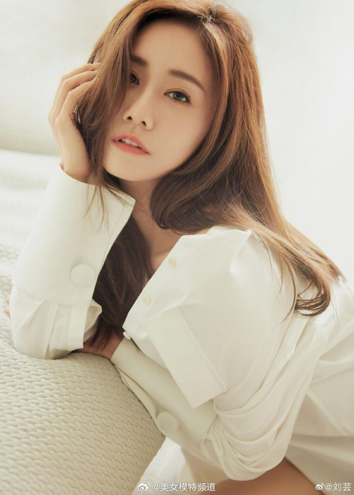 刘芸晒简约风夏日穿搭写真着oversize白衬衫露香肩好迷人