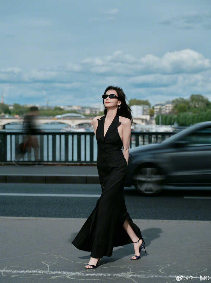 李一桐深v黑裙真的太美了,走在街头自信洒脱,松弛感拉满,就问谁能不爱