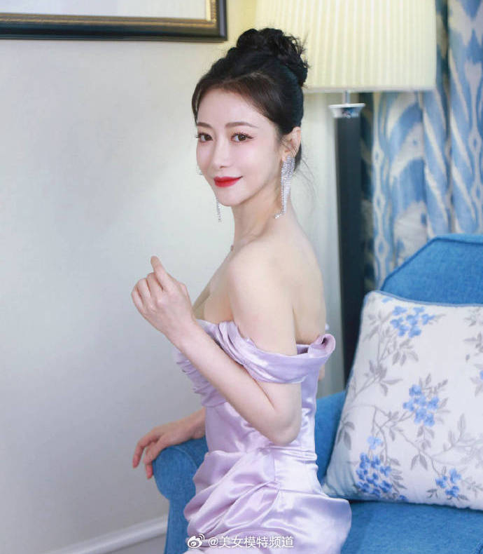 陈紫函穿紫色长裙贵气优雅一字领抹胸大秀精致锁骨