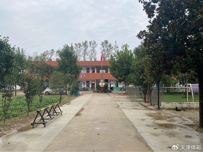 他们一同被选派到周口市清集镇二郎庙小学,成为这里的体育课支教老师
