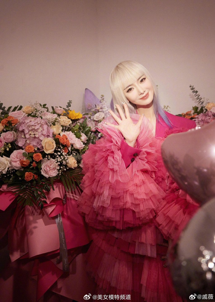 戚薇戴金发穿芭比粉长裙甜美可爱