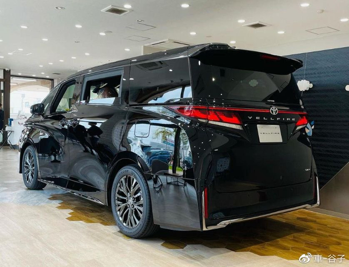 通过新车海外到店的实拍图可以看出,外观方面全新丰田皇冠威尔法采用