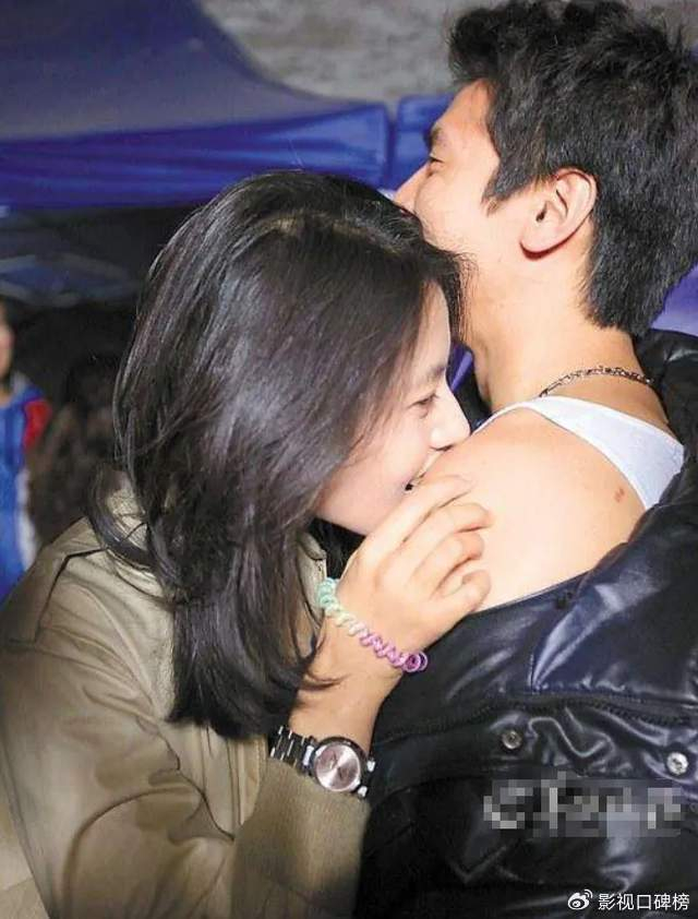结婚10年,高圆圆不顾女儿在前面,勾住赵又廷的脖子亲吻