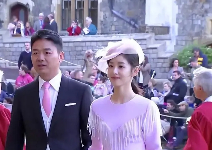 49岁刘强东三胎得子!把章泽天女儿宠上天,17岁长子是他一生的痛|京东|儿子|童年|高考状元|奶粉_新浪娱乐_新浪新闻