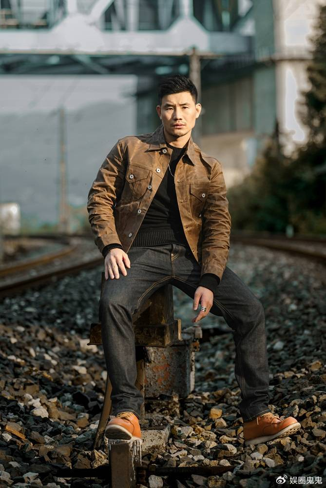 亚洲头号硬汉嘎子哥谢孟伟 轨道写真展现硬汉本真魅力|谢孟伟|嘎子