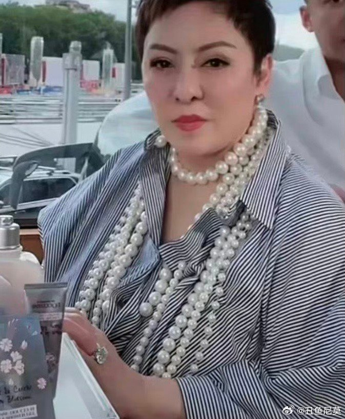 向太这是衣服上自带的就这种款式叫珍珠衫四五千一件