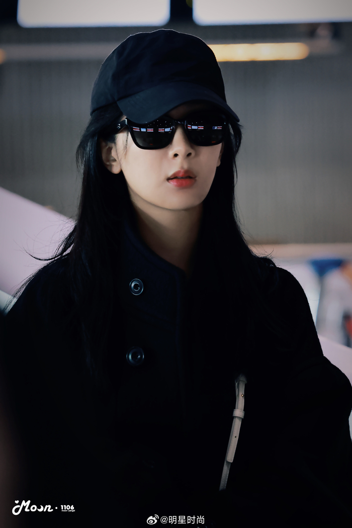 杨紫现身机场,她穿着黑色上衣 牛仔裤,头戴黑色帽子