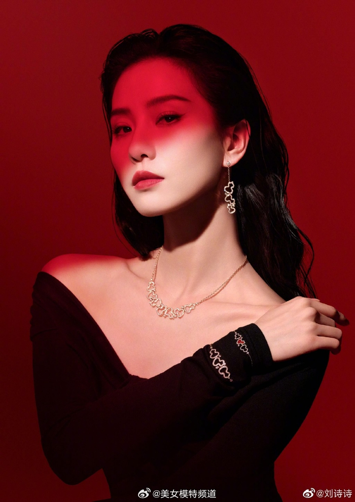 刘诗诗穿黑色v领裙大秀锁骨皮肤白皙妆容精致优雅迷人