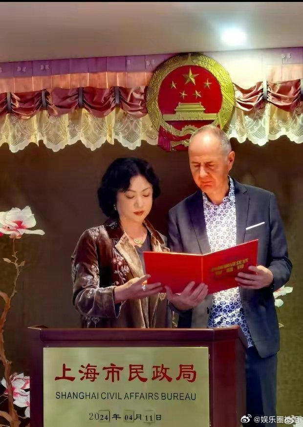 金星也透露两人当初离婚的原因是为了给孩子上户口