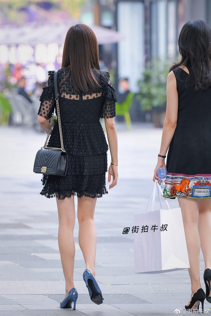 美女穿着成熟气质的无袖连衣裙出街