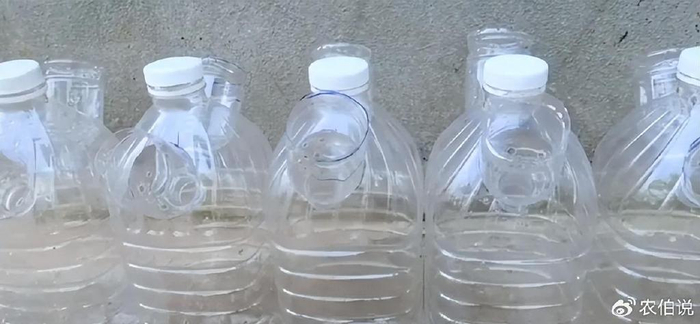 提前在大矿泉水瓶子的同一个地方做好标记,然后使用剪子等工具钻孔,把