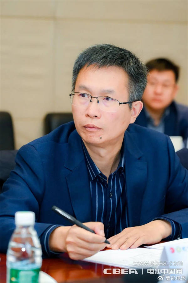 图为克能新能源董事长柯克座谈会上,克能新能源董事长柯克表示,企业