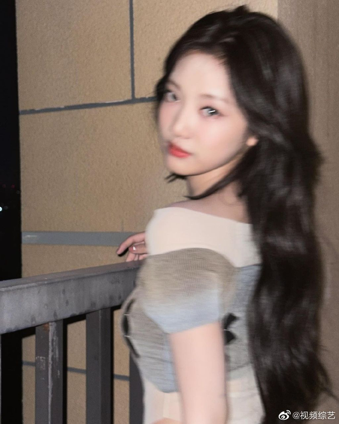 清冷冰山美人宁艺卓喜欢看一些大美女的氛围感随拍