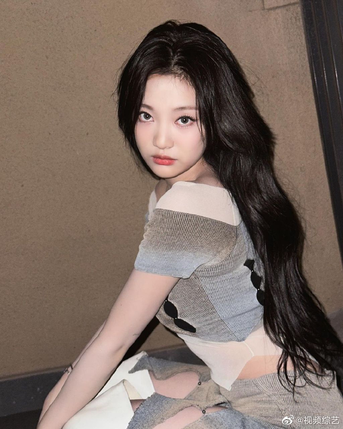 清冷冰山美人宁艺卓喜欢看一些大美女的氛围感随拍