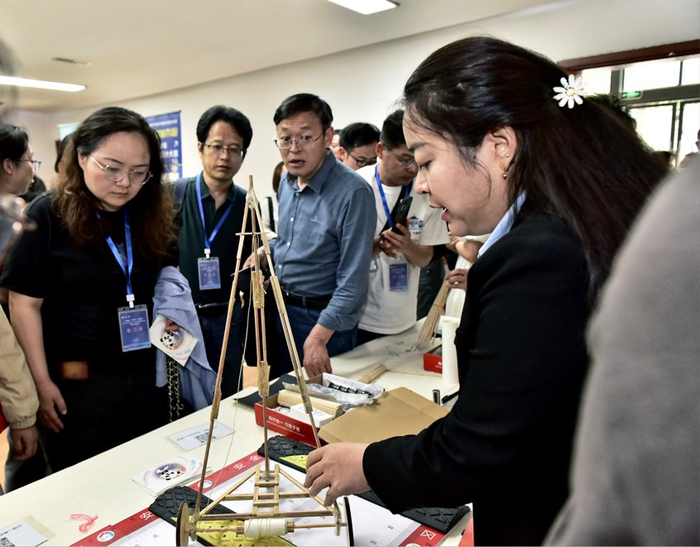 赛题专题解读及现场体验附:张园勤校长做大赛经验分享附:何玲燕老师做