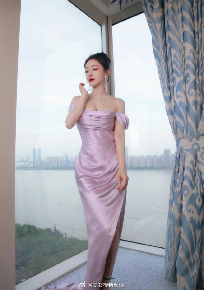 陈紫函穿紫色长裙贵气优雅一字领抹胸大秀精致锁骨