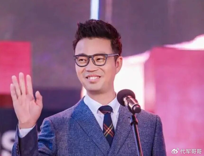 51岁王迅近况曝光!再婚娶小18岁美女生一子,如今婚姻幸福成人生赢家|王依梓|极限挑战|儿子|家庭|喜剧_新浪娱乐_新浪新闻