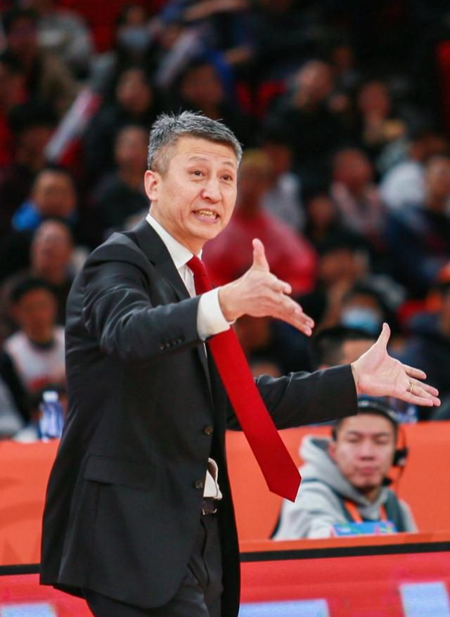 空篮不中关键时刻直接将球传给对手网友王哲林怎么还在打cba