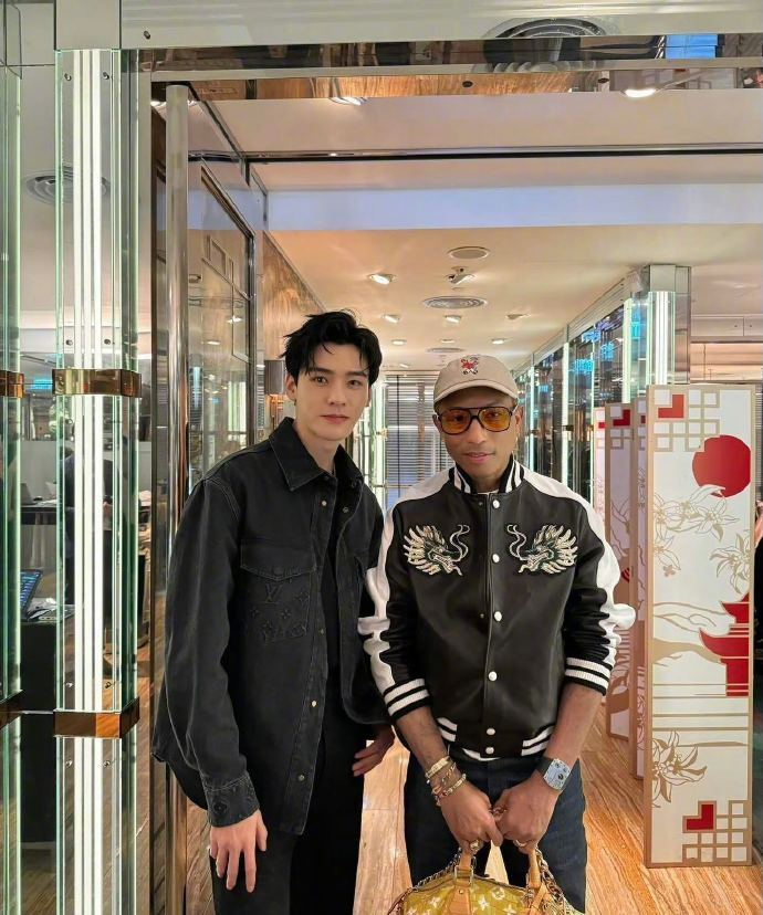 龚俊和lv创意总监合照咱就是说俊子这个状态满分