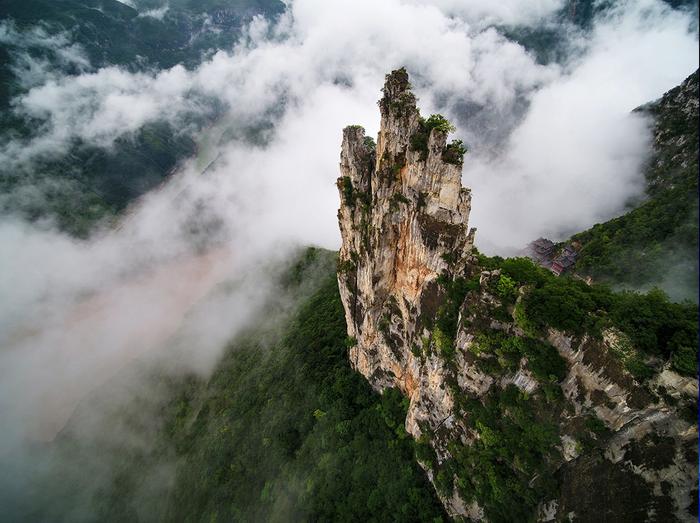 三峡神女峰祝愿女神们节日快乐