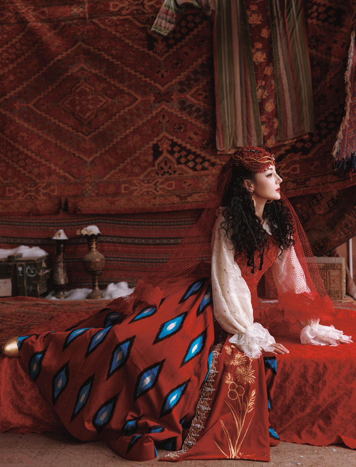 迪丽热巴春晚造型一袭艾德莱斯舞裙应景的雪明艳的红