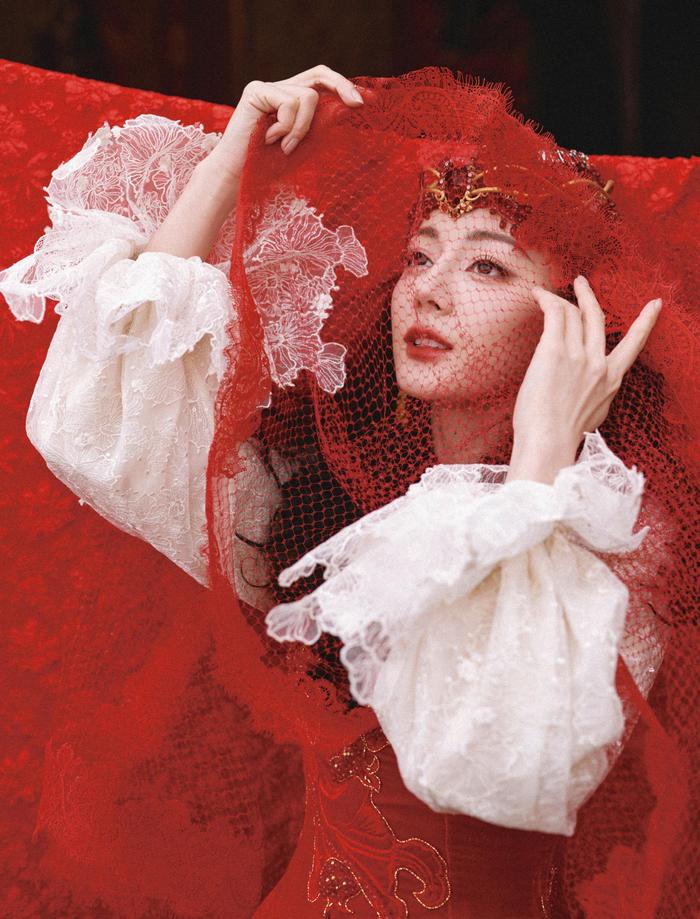 迪丽热巴春晚造型 一袭艾德莱斯舞裙,应景的雪,明艳的红