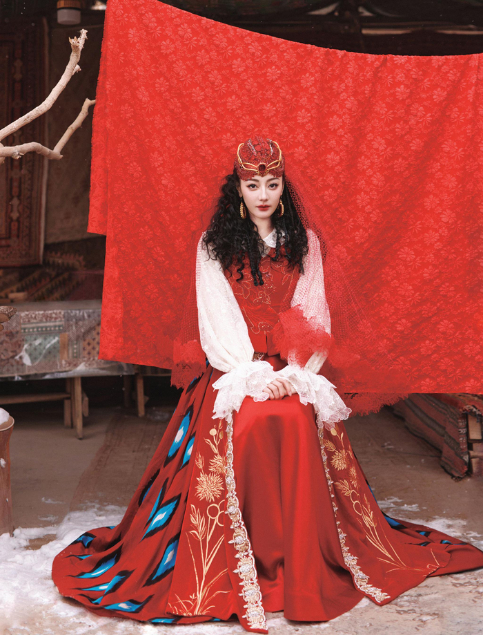 迪丽热巴春晚造型一袭艾德莱斯舞裙应景的雪明艳的红