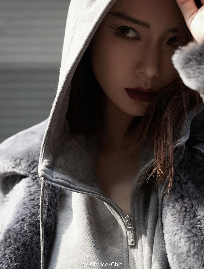 戚薇今日纽约看秀造型久违的时装周街拍大片