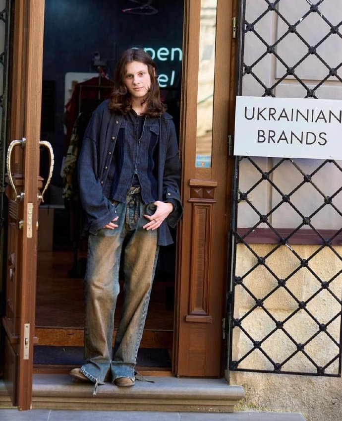 乌克兰利沃夫街头路人穿搭街拍