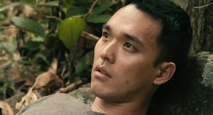 韩国电影《黑石》男主在军队服役时被上级灌醉强行