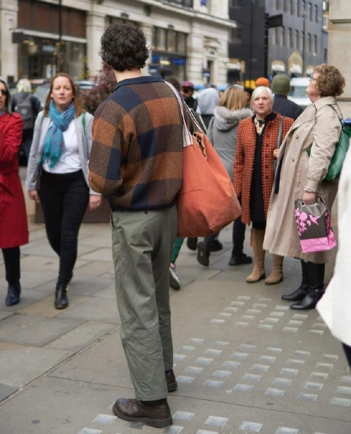 英国伦敦街头路人穿搭街拍