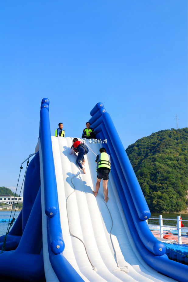 整个水上乐园提供了丰富多样的水上项目,能够满足不同人群的需求.