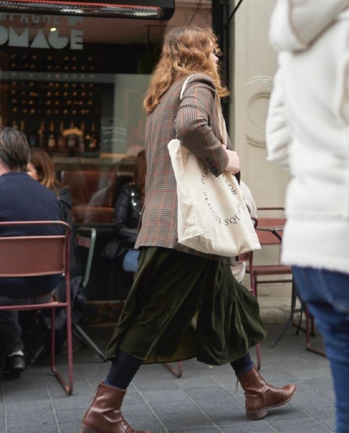 英国伦敦街头路人穿搭街拍