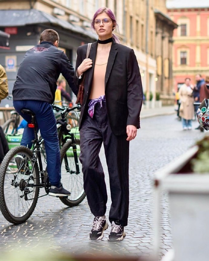 乌克兰利沃夫街头路人穿搭街拍