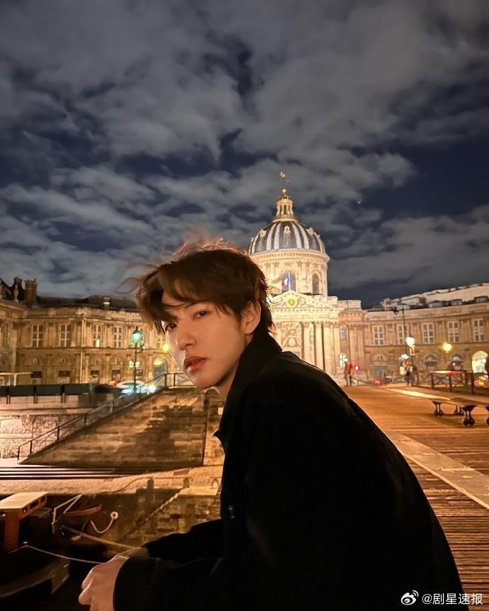 直接梦回男孩被困1980,小卷毛好可爱,这就是帅哥的氛围感吗