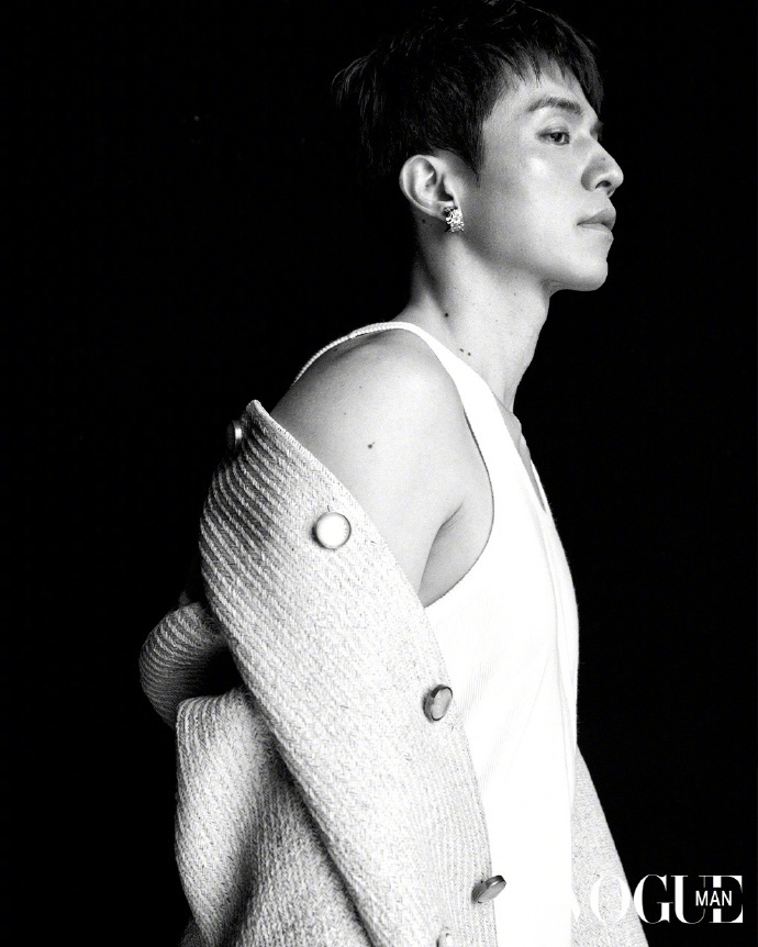 李栋旭xvoguemanhk封面大片上线无袖露背衬衫好抢眼