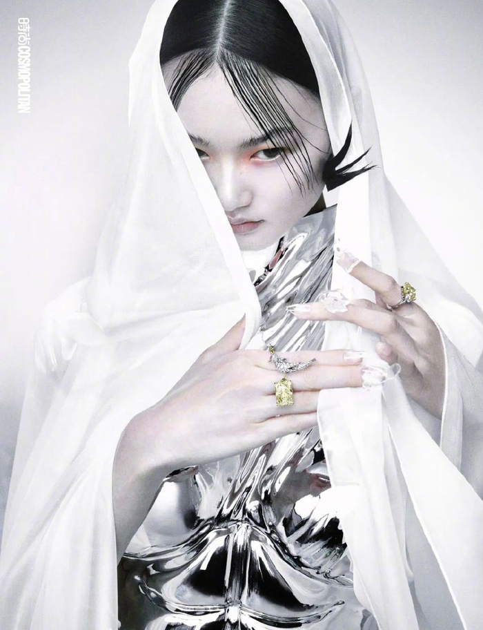 模特,对一切都很陌生,且带着一份怯——别人跟我说句话我都会立刻脸红