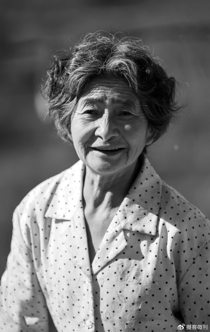 九九重阳节摄影师用镜头记录白发老人,为平凡伟大的父亲母亲献礼|老人