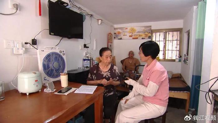76岁阿婆彻底失望  要求儿子还房子票子