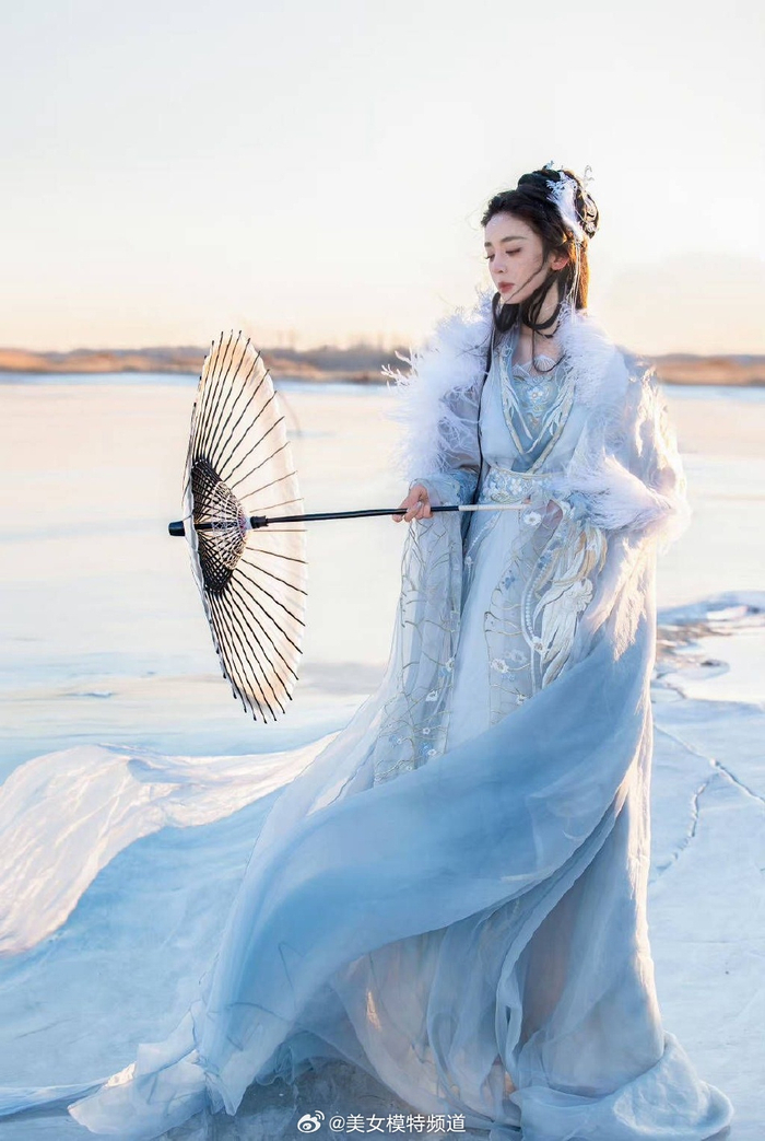 古力娜扎冰面仙羽写真释出 一袭古装白衣好似仙女下凡