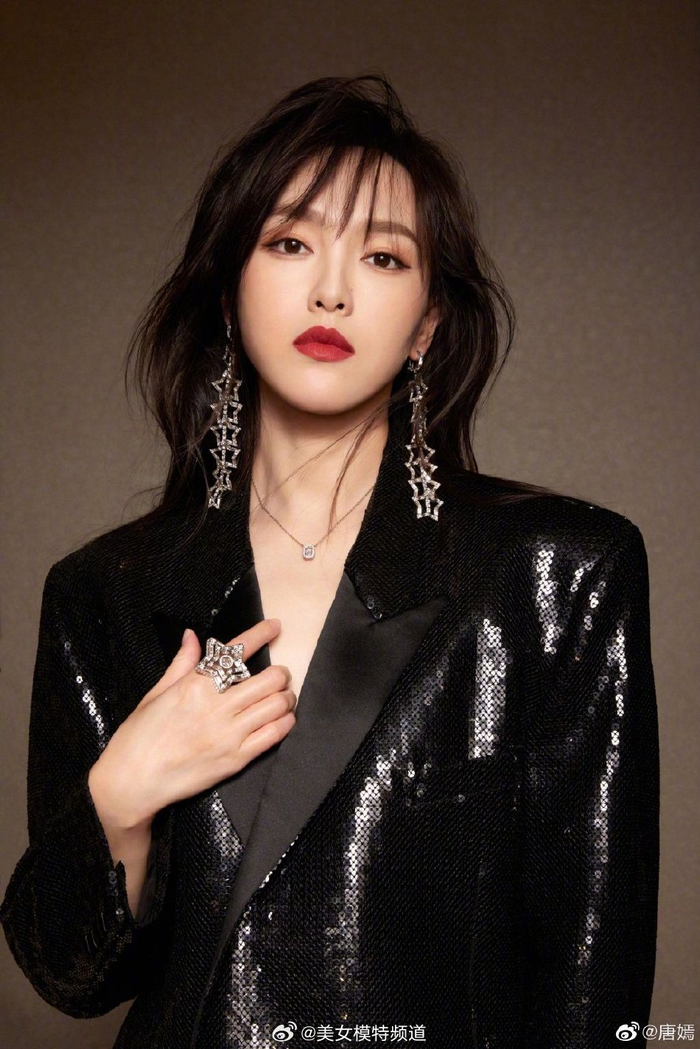 唐嫣一改甜美风黑衣红唇显超强气场脖颈线条绝美