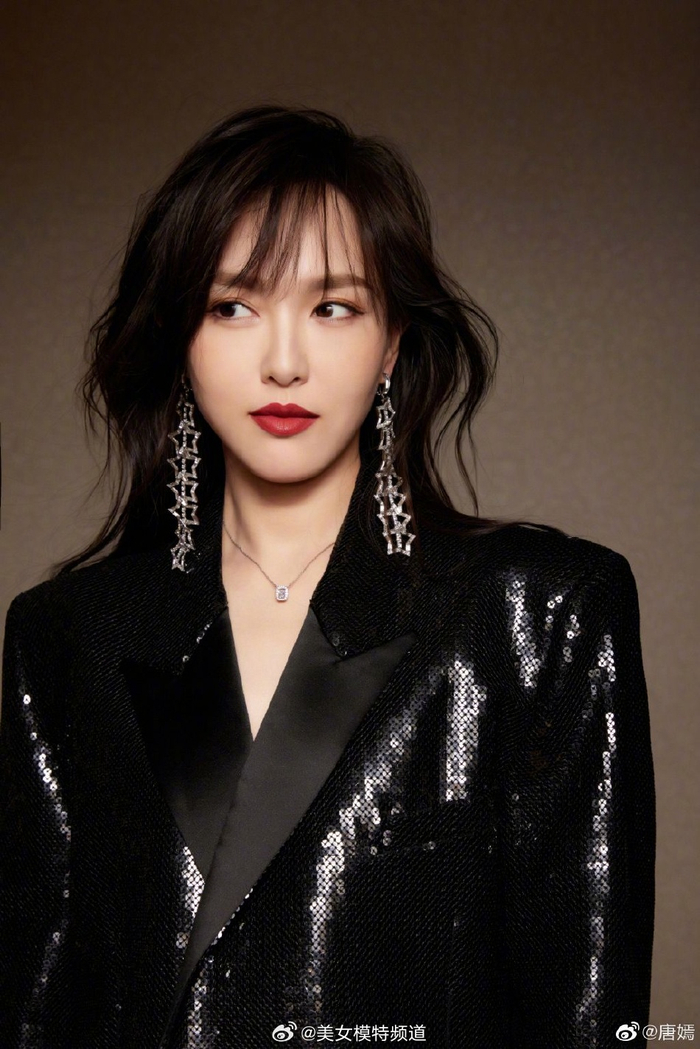 唐嫣一改甜美风黑衣红唇显超强气场脖颈线条绝美