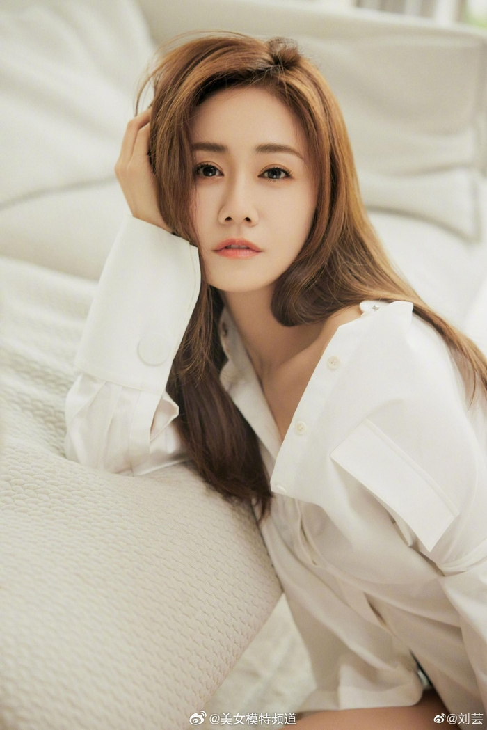 刘芸晒简约风夏日穿搭写真 着oversize白衬衫露香肩好迷人