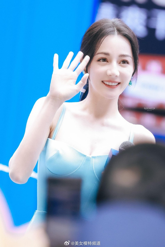 迪丽热巴穿蓝色高开叉长裙低马尾气质温柔笑容甜美