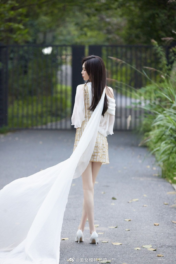 唐嫣秋日清凉写真大片释出肤白腿细莞尔一笑气质佳