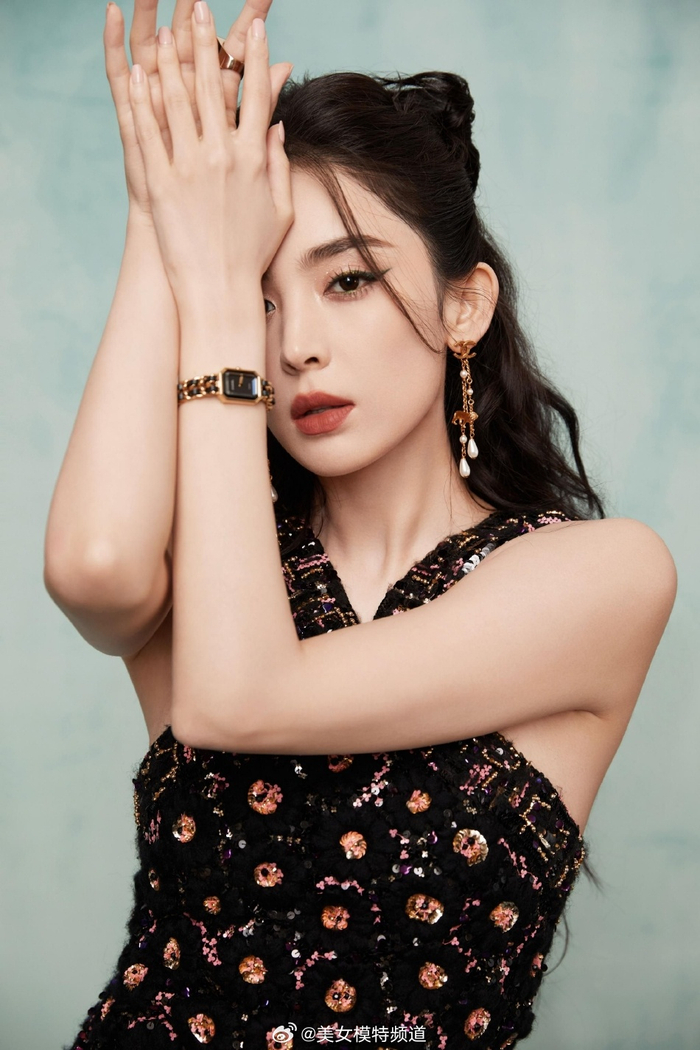 古力娜扎着金色刺绣裙衬托雪白肌肤眼神深邃气质迷人