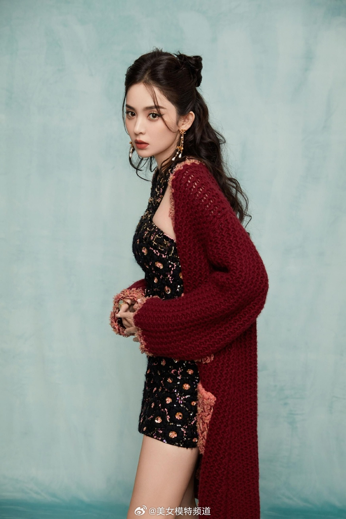 古力娜扎着金色刺绣裙衬托雪白肌肤眼神深邃气质迷人