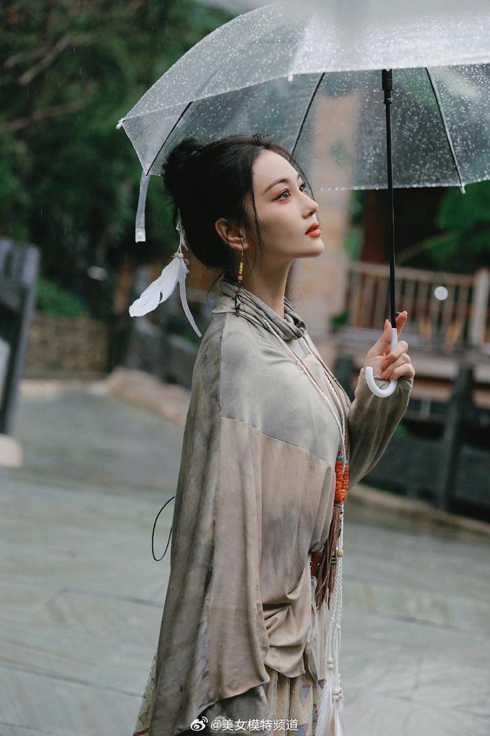 下雨打伞的女人图片